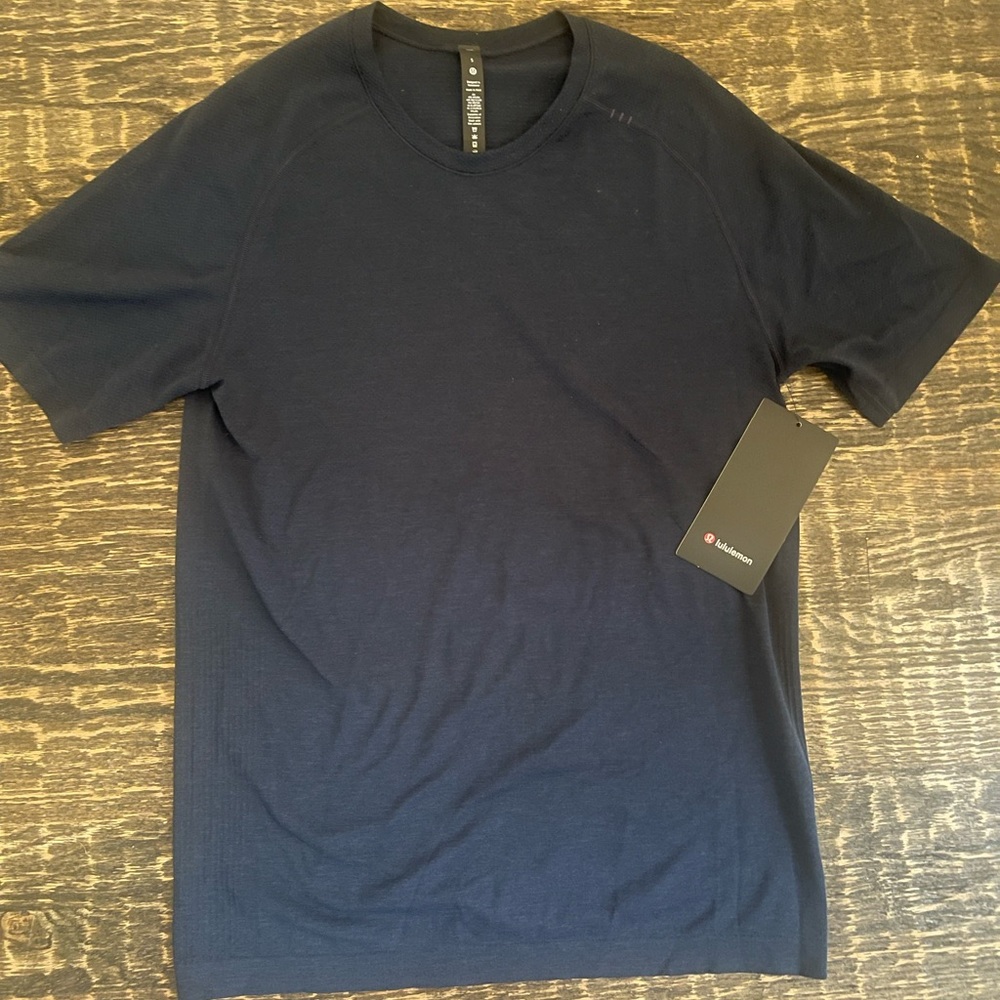 Lululemon men’s navy shirt
